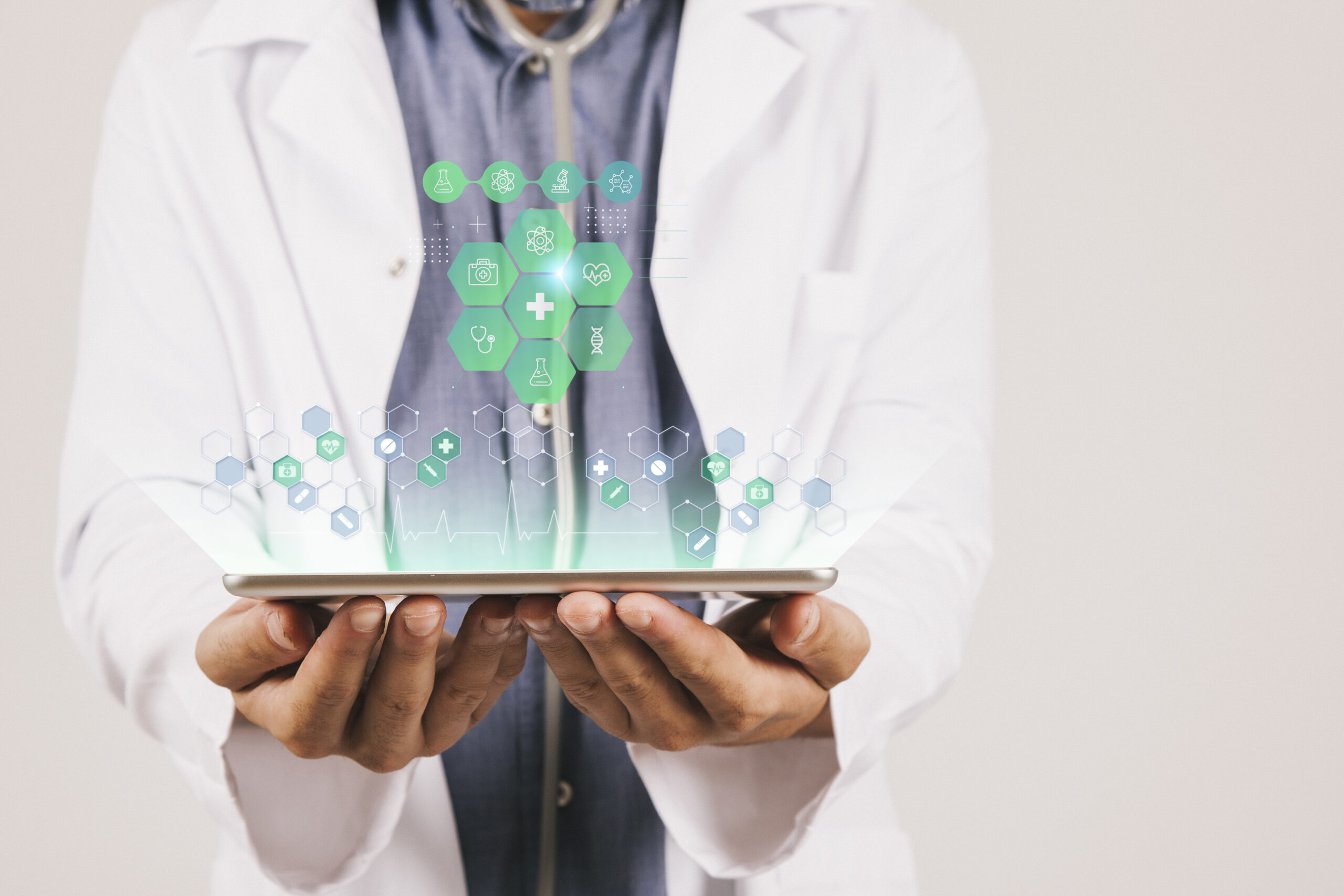 banner-medico-con-medico-sosteniendo-tableta